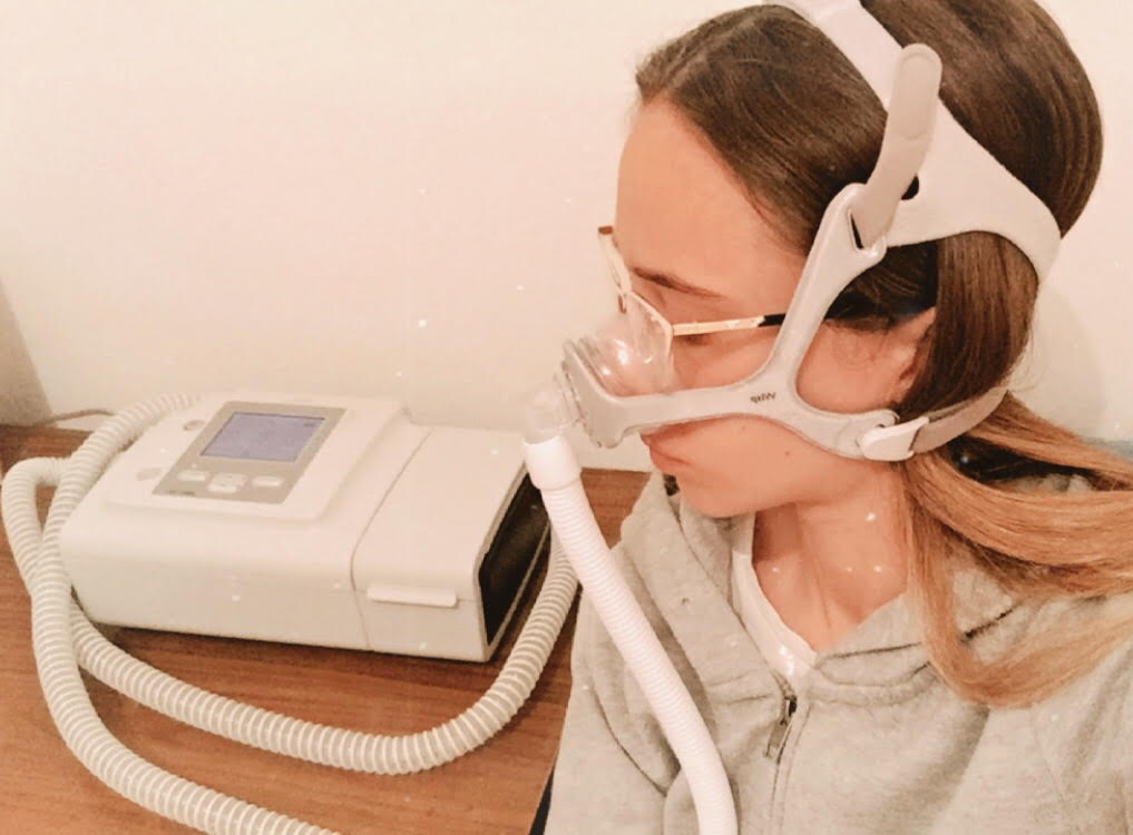 NorbsPlus's tweet photo. [ VAŽNO! DODELA MEDICINSKO-TEHNIČKIH POMAGALA ]

Fondacija NORBS Plus je nabavila i uručila BiPAP A40, aparat za neinvazivnu ventilaciju u kućnim uslovima, Teodori koja boluje od cistične fibroze.
#5105 #norbsplus https://t.co/7GNV8kZLeH