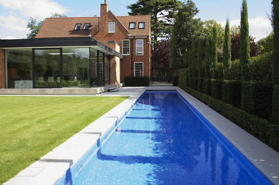 Sobre #bassindenage réalisé sur mesure par l'entreprise britannique <a href="/GuncastPools/">Guncast Pools & Wellness</a> qui n'empiète pas tout le jardin. Elegant. Sélectionné par Decofinder decofinder.com/z1345498/Bassi… <a href="/GuncastPools/">Guncast Pools & Wellness</a>