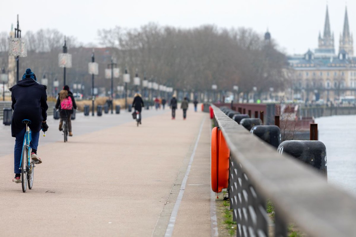 CirculationBxM's tweet photo. ⚠️🚧 [RAPPEL CIRCULATION PIÉTONS]
📌 BORDEAUX - QUAIS

>> L'accès aux #quais reste #interdit aux #piétons sur les 2 rives, entre le #pontPierre et pontChabanDelmas.
>> Interruption du service #Bat3

📷 JB Menges / Bx Métropole
#Restezchezvous

➡️ https://t.co/6KXeVCC27y https://t.co/WIViyRh532