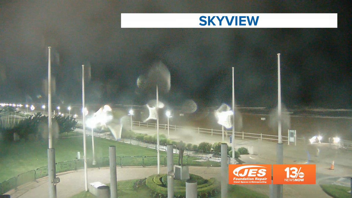PaytonDomschke's tweet photo. Another cool morning with some light showers around...

If you're up early &amp; headed to work as an essential employee, grab the umbrella or rain jacket! 

#13NewsNow #13Weather #VAwx #13Daybreakers https://t.co/L76eDQ7BCn