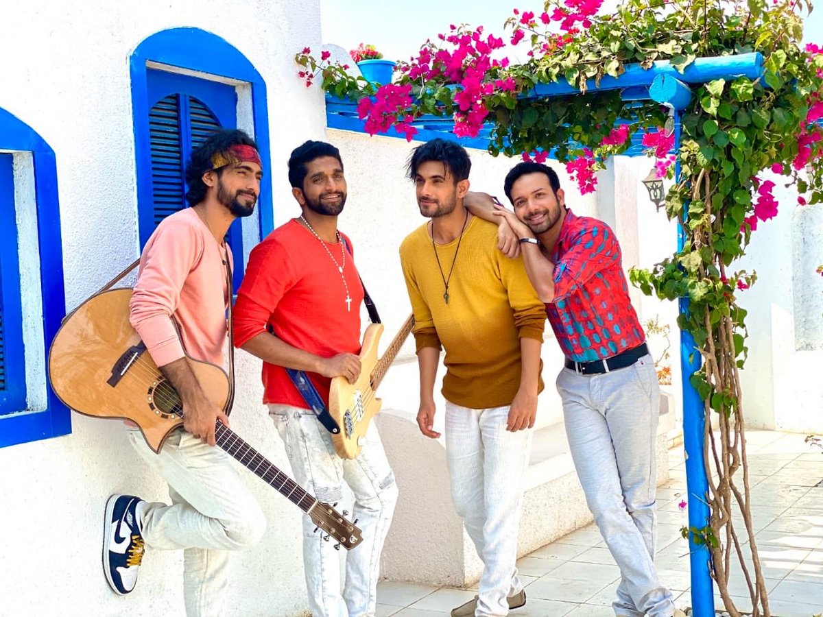 Sanam_Official's tweet photo. Did you guys watch our latest video, ‘LIKHE JO KHAT TUJHE’ ? 
Comment and let us know what you thought about it? 😊😊😊😊 

Video link -  https://t.co/in2R8Eu4G4 https://t.co/dCV6IZVhhk