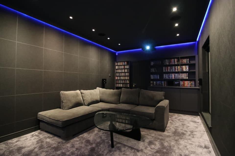 bespoke_cinemas's tweet image. A far better use of space.....

A dining room that was only used twice a year transformed into luxury home cinema that’s used every day!

#homecinema #familyroom #roomconversion  #smarthomeautomation #lockdown #avtweeps