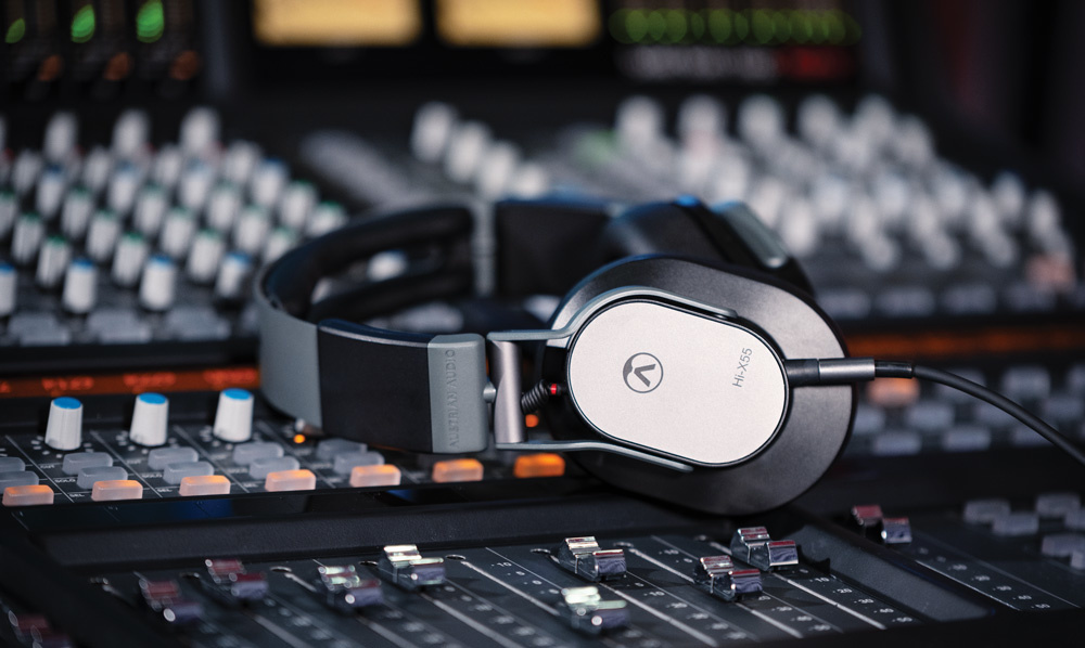 soundtechnology's tweet photo. "The same classy pedigree and thoughtful design that went into Austrian Audio's OC mics is apparent in their first headphones too." - @soundonsoundmag review the @Austrian_Audio Hi-X55 Headphones. Read it in full:

📖 https://t.co/rRa4JtrnEk

#austrianaudio #headphones #sosreview https://t.co/flq95qYQsS