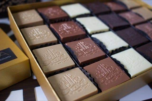 Introducing our new Eid Chocolates.
Delicious Belgian chocolate square engraved in Arabic Calligraphy 'Eid Mubarak' 
Pre-order before 17th May to ensure delivery before Eid. azrachocolates.co.uk/collections/ei…
#Ramadan2020  #Ramadan #giftsforfamily #Eidmubarak