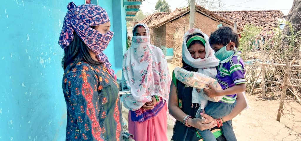 MinistryWCD's tweet photo. Anganwadi Supervisors, workers and helpers in #ICDS Project Dheemarkheda Panchayat, Katni district, #MadhyaPradesh disbursing #TakeHomeRation and ready to eat items during home visits to beneficiaries due to lockdown.
#IndiaFightsCorona 
#COVID19 https://t.co/GMqwjQO0Om