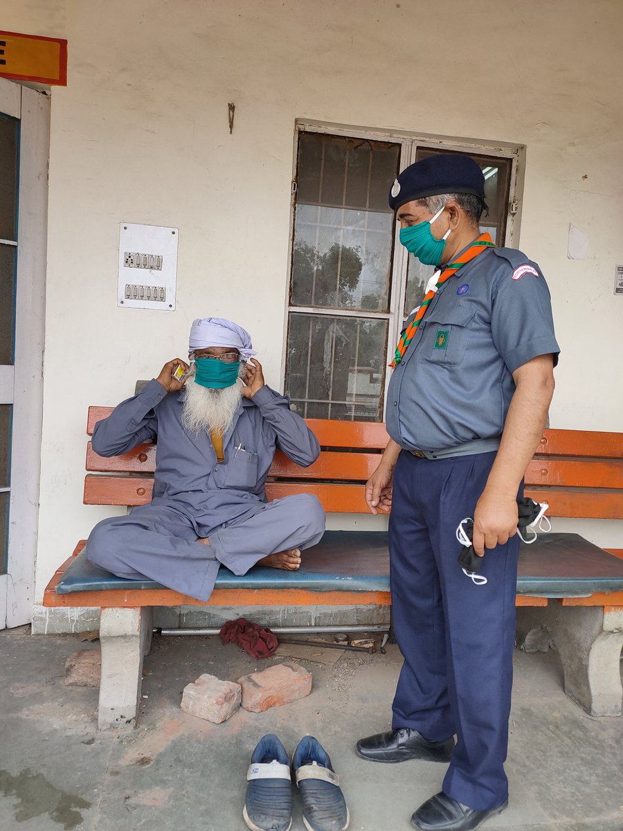 scoutingbytes's tweet photo. #ScoutWarriors ~ Distribution of Home made #Mask initiated & appreciated by Dr Anurag Yadav DMO/N.Rly/Jind Jn. ~ Creating awareness that Mask is necessary & Social distancing is to be maintained in months #SankalpByScoutGuide #stayhomestaysafestayhealthy
#Nrbsg_Delhi_Distt https://t.co/IZclXsM96T