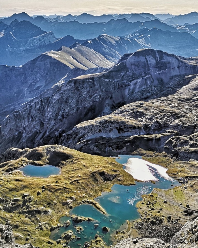 elporquet's tweet photo. Enfilar-se a la cresta de Troumouse o de la Munia és emoció pura. 600 mts de caiguda vertical et deixen als estanys de Barroude amb tot un horitzó de muntanyes més enllà. .
.
.
#troumouse #crestadetroumouse #crestadelamunia #lamunia #circdetroumouse… https://t.co/rNnd9zlaJ7 https://t.co/ggfFVDp9Iy
