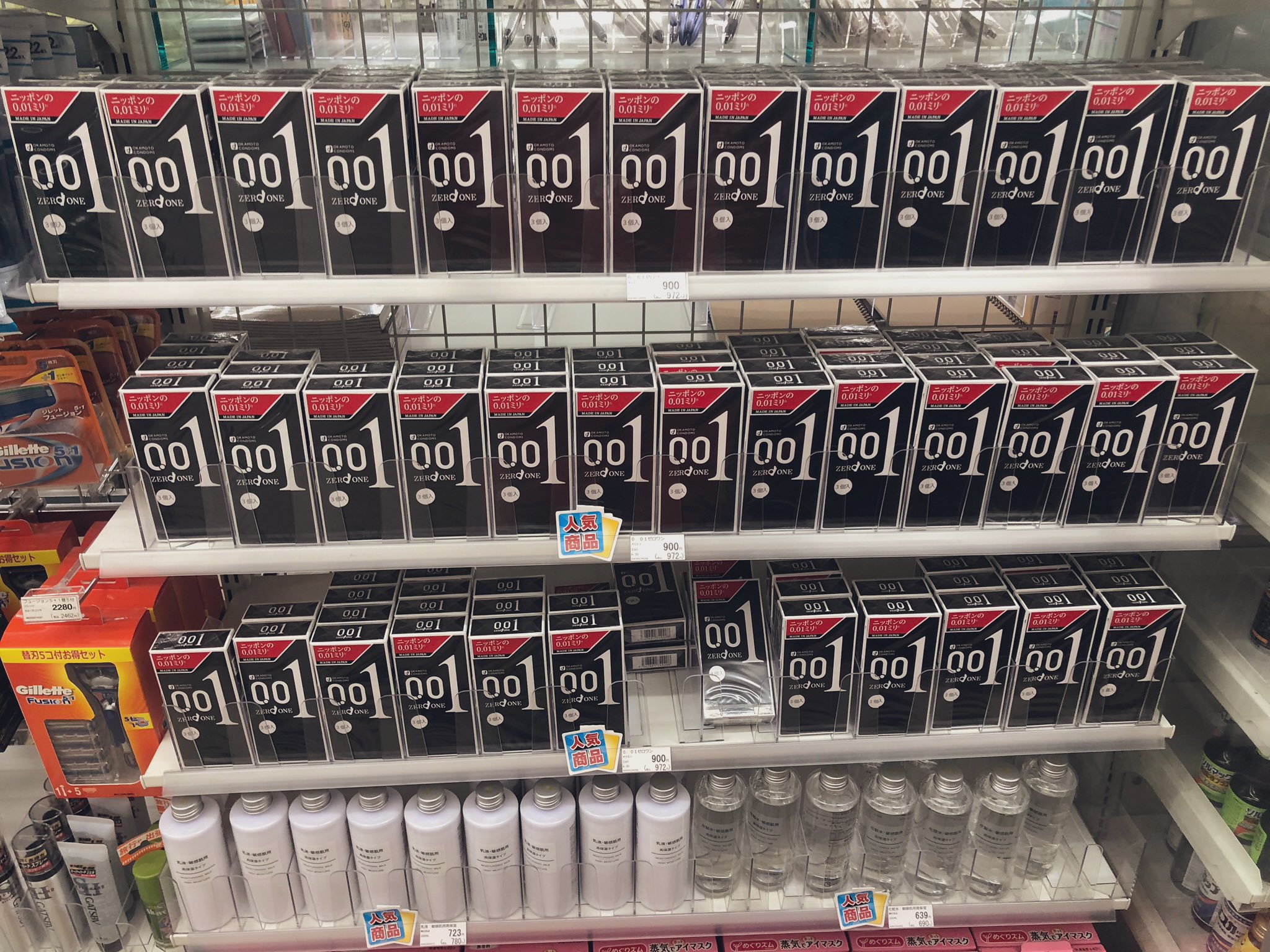 ℋ𝒾𝓂ℯ ゴムの日 コンドーム これ以上にコンドームを売っているコンビニを目にした事がない これが 歌 舞 伎 町 新大久保ドンキ向かい ファミマ