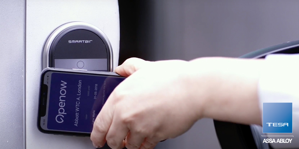 TESAASSAABLOY's tweet photo. Los accesos de la #empresa más seguros e higiénicos, ¿cómo? 
Muy sencillo, sin tener que tocarlos y con tu Smartphone 👌
➡️ Echa un vistazo al vídeo: https://t.co/jAZ98QbKuA

#higiene #app #openow #seguridad https://t.co/bu5gLwZUmf