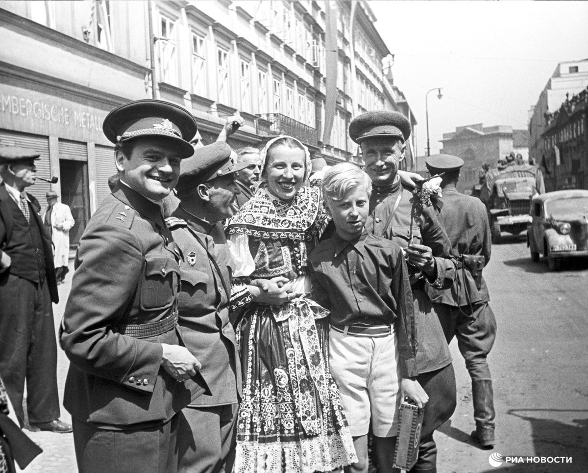 Красная армия в чехословакии. Освобождение столицы Чехословакии Праги. Освобождение Праги 1945 красная армия. Конев в Праге 1945. Советские войска в Праге 1945 год.