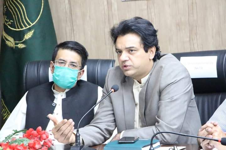 PTIOfficialSKT's tweet photo. وزیراعظم کے معاون خصوصی برائے امورِ نوجوانان عثمان ڈار، صوبائی وزیر چوہدری اخلاق، ڈی سی سیالکوٹ اور ڈی پی او سیالکوٹ کورونا ریلیف ٹائیگرز فورس کی پہلی ضلعی کمیٹی کی میٹنگ میں موجود ہیں۔
ضلع سیالکوٹ سے پاکستان مسلم لیگ ن کے 3 ایم این ایز کی بھی میٹنگ میں شرکت۔
#PTI #Sialkot https://t.co/YEXO7eDmrQ