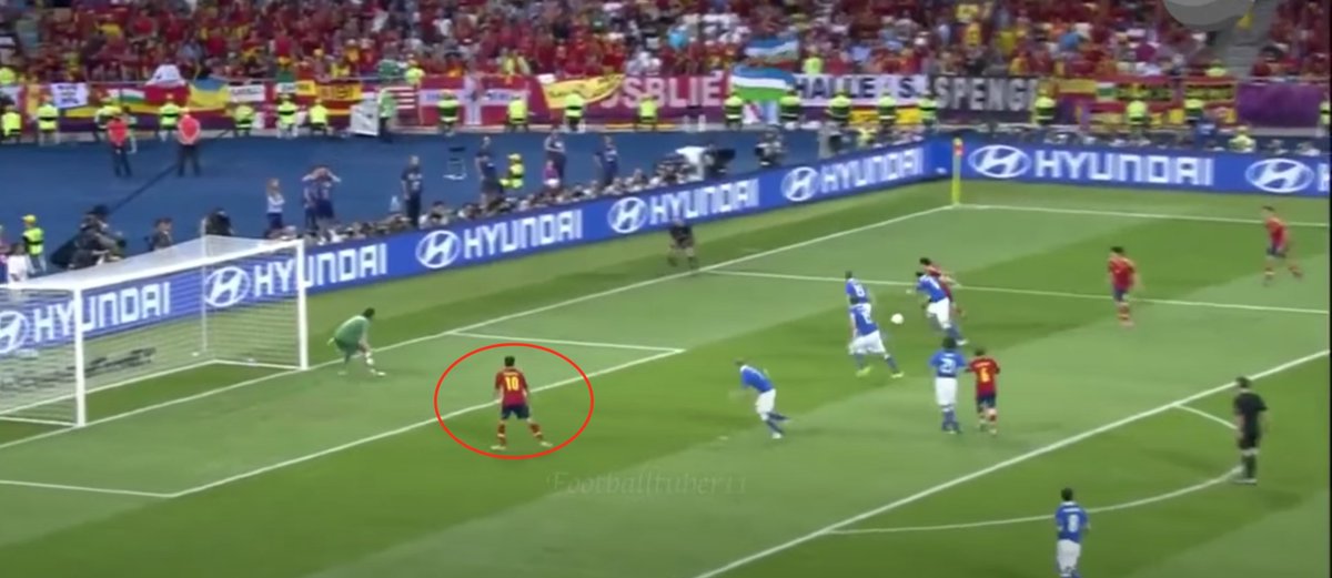 PremLeaguePanel's tweet photo. •Link-up with Xavi's late runs from midfield &amp; Iniesta+Silva out wide - 3 chances created
•Enough pace to run in-behind - assist for first goal
•Still provided a penalty box presence

.@cesc4official in the EURO 2012 final vs Italy was one of the best false 9 performances ever https://t.co/SOsUh23gmc