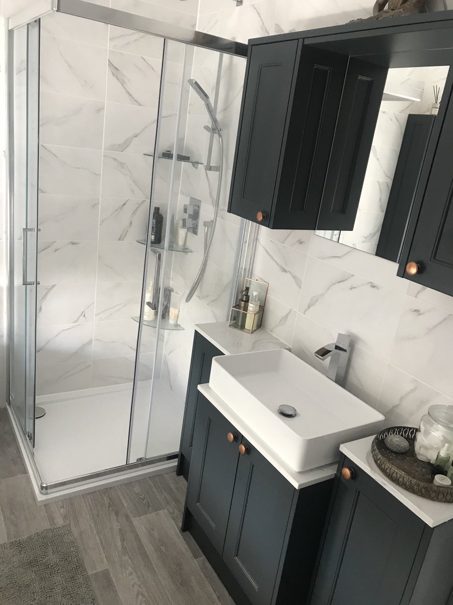 Finally got it done big thank you to ⁦<a href="/DaleBathrooms/">Dale Bathrooms</a>⁩ Phil has been super helpful! And thank you to ⁦@TileGiantLTD⁩ for the tiles 😁