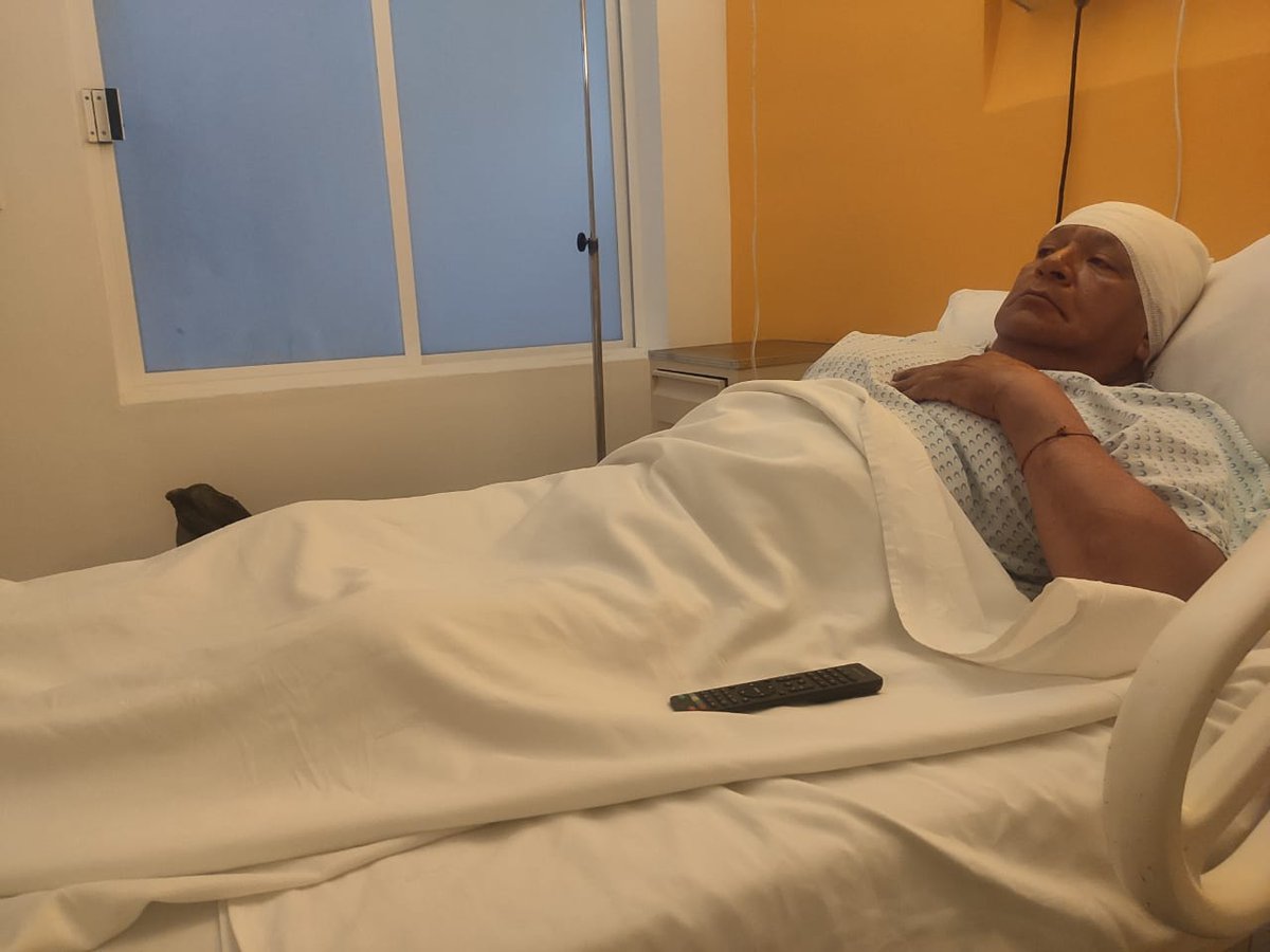 alexis_menher's tweet photo. No sé si este tuit tenga el alcance que yo espero que te tenga, no pierdo nada con intentarlo...
El día de ayer mi gemelo y yo, fuimos golpeados y amenazados, al enterarse mi papá salió a defendernos y entre aprox. 10 tipos nos pegaron con palos y tubos, él resultó muy dañado... https://t.co/C0QYBGkTQ4