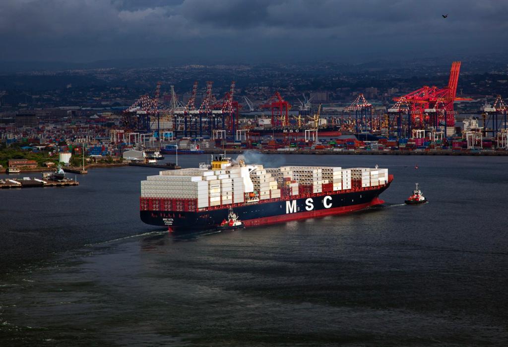 justchad_cga's tweet photo. The MSC Vita arriving with 1 870 empty containers.  Being repositioned to South Africa to be filled with citrus fruit. Thank you MSC and Transnet for ensuring the citrus wheels keep turning. https://t.co/4UIyCsZ5WI