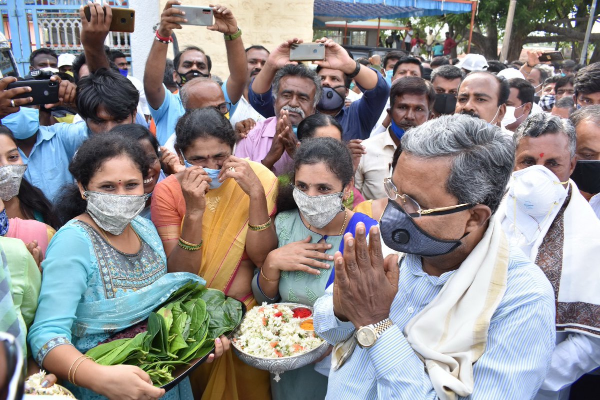 siddaramaiah's tweet photo. ಕಳೆದು 45 ದಿನಗಳಿಂದ ಕೊರೊನಾ ರೋಗ ನಿಯಂತ್ರಣಕ್ಕಾಗಿ ಹಗಲಿರುಳು ಶ್ರಮಿಸುತ್ತಿರುವ ಆಶಾ ಕಾರ್ಯಕರ್ತೆಯರ ಶ್ರಮ ಶ್ಲಾಘನೀಯ. ಸಂದಿಗ್ಧ ಸಮಯದಲ್ಲಿ ಇವರು ಸಲ್ಲಿಸುತ್ತಿರುವ ಸೇವೆಗೆ ನಾಡಿನ ಜನರ ಪರವಾಗಿ ಮಾಲೂರು ವಿಧಾನಸಭೆ ಕ್ಷೇತ್ರಕ್ಕೆ ಭೇಟಿ ನೀಡಿದ ಸಂದರ್ಭದಲ್ಲಿ ಗೌರವ ಸಮರ್ಪಿಸಿದೆ. 
#CoronaWarrior #Covid_19india https://t.co/CfwKSUQekh