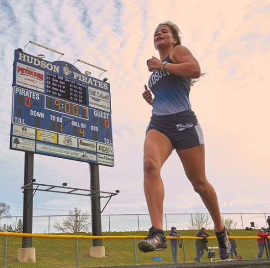 MrRogersB's tweet photo. Hudson Senior Sophie Selenke
One of Sophie's favorite memories was at the State 1A meet, when the stands were cleared due to a storm. When the storm had passed, Sophie stepped on the Blue Oval to run the 1500m.
#IAHSSeniors #HudsonSchools https://t.co/TWiIAHIrxJ