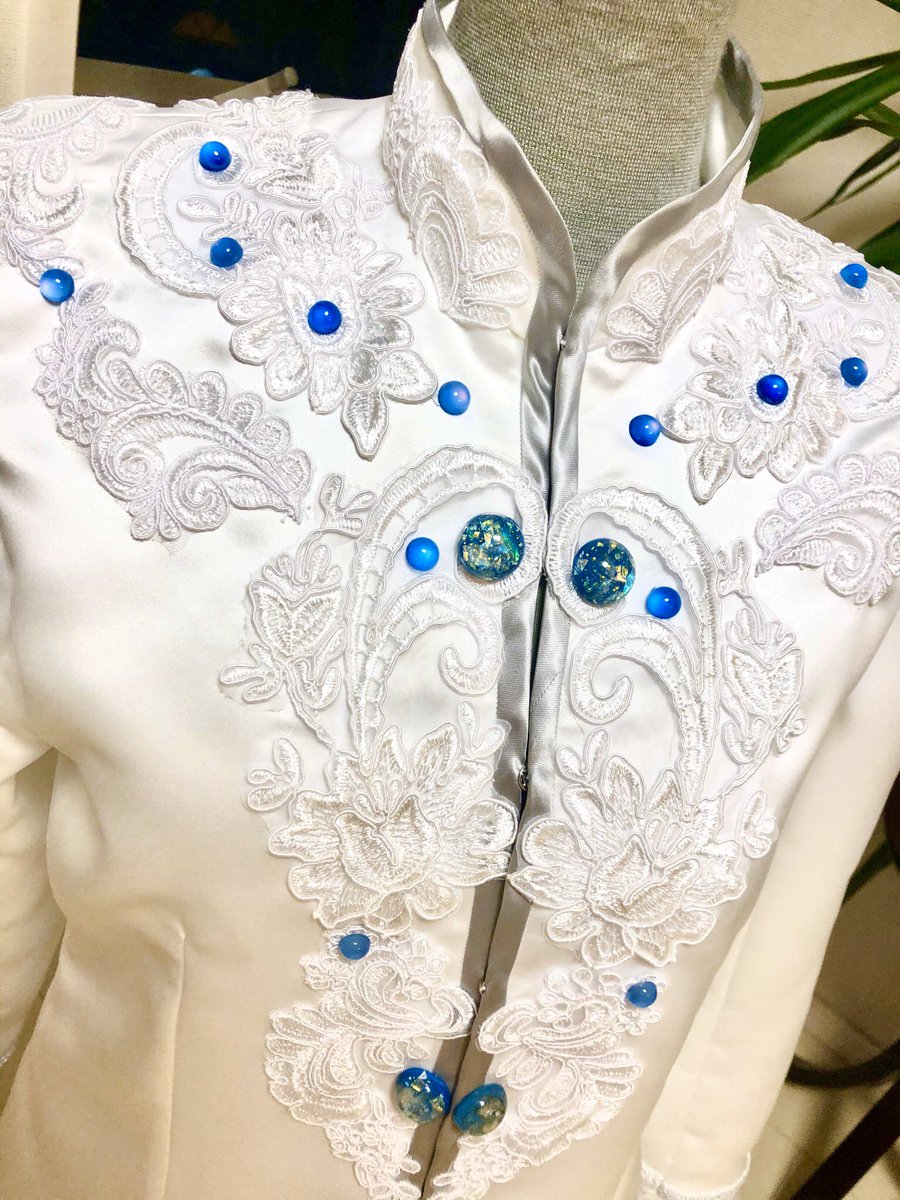 とーや 魔法使いの約束 白の魔法使い ヒースクリフ 柄とか自分の着たいよう作った 自分が着て楽しいのが1番 スチール絵だと銀 で模様書かれてたから自分なりの解釈でこうなったけど 雰囲気はぶち壊してないと思いたい はやく着たい まほやく