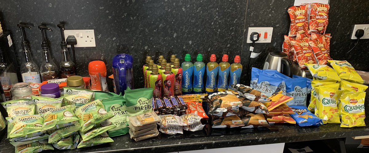 APJ80's tweet photo. Thank you from Brackley Ambulance Station @EMASNHSTrust to Brackley Leisure Centre @BrackleyLeisure for the donation of stock from their vending machine to keep us going, very much appreciated. #thankyou https://t.co/kVk4rNE43U