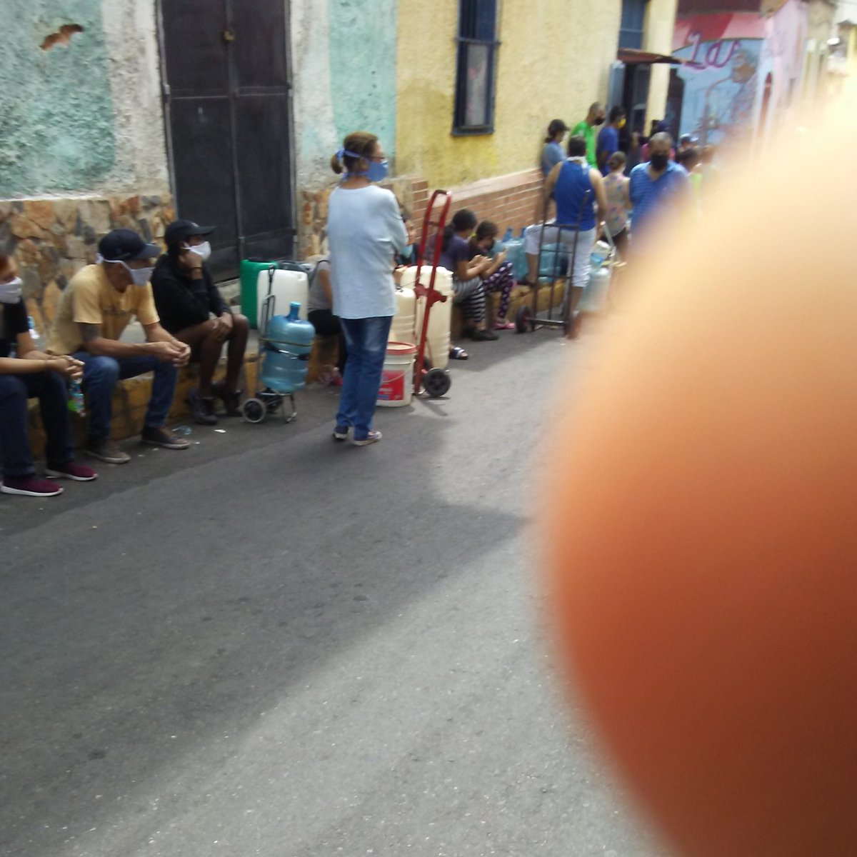 Krlos_MB's tweet photo. @jorgerpsuv @ErikaPSUV @NicolasMaduro @HIDROCAPITALca @GobCapital @noticierovv @elsolidariogv  No contamos con el suministro de agua,desde hace 3 semanas en sector la pastora no cuenta con agua, es indignante las largas colas que se hacen para poder comprar agua https://t.co/MapDocS4f3