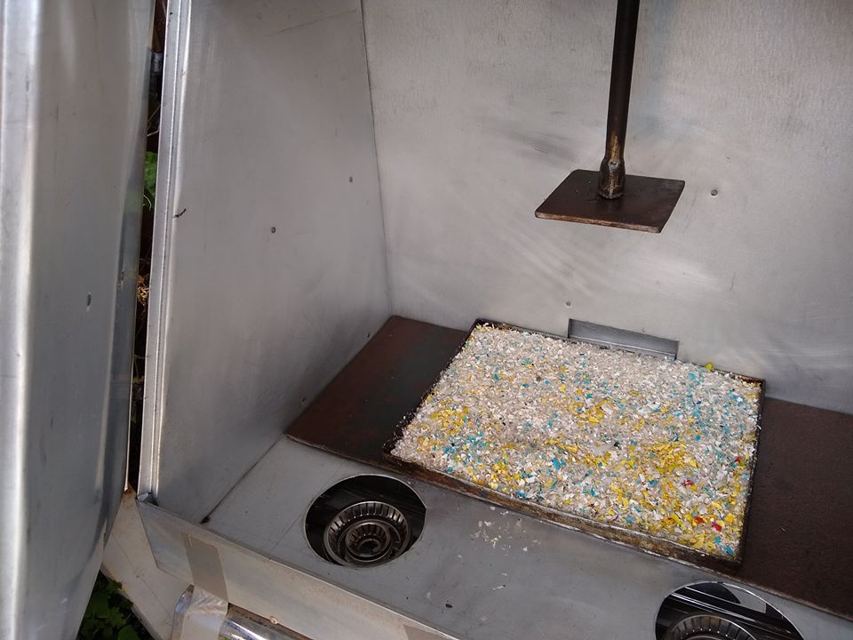 cookswelljikos's tweet photo. Off-grid plastic recycling system using a Cookswell Biogas oven to melt the plastic! Learn all about this amzing #STEM school project here on the #PlastikiRafiki facebook page https://t.co/8WUoLRwtWg
#biogas #STEMinventions #plasticrecycling #schooldesks https://t.co/TvbnFCyNqg