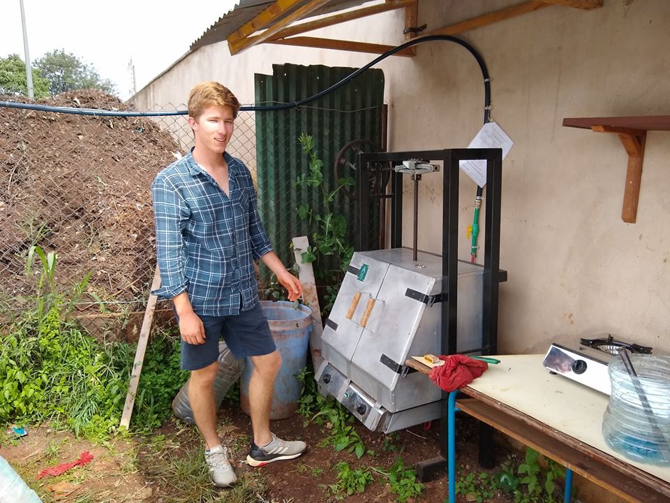 cookswelljikos's tweet photo. Off-grid plastic recycling system using a Cookswell Biogas oven to melt the plastic! Learn all about this amzing #STEM school project here on the #PlastikiRafiki facebook page https://t.co/8WUoLRwtWg
#biogas #STEMinventions #plasticrecycling #schooldesks https://t.co/TvbnFCyNqg
