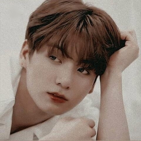 Km au — Easy Love

Donde Jungkook, el futuro heredero al trono Real, amaba asistir a los desfiles y salir en las revistas por sus peleas con Jimin, un prestigioso modelo. 
Agua y aceite, eso eran ellos para todo el mundo

—Te odio —Le sonrió ladino 

—Lo mismo digo principe