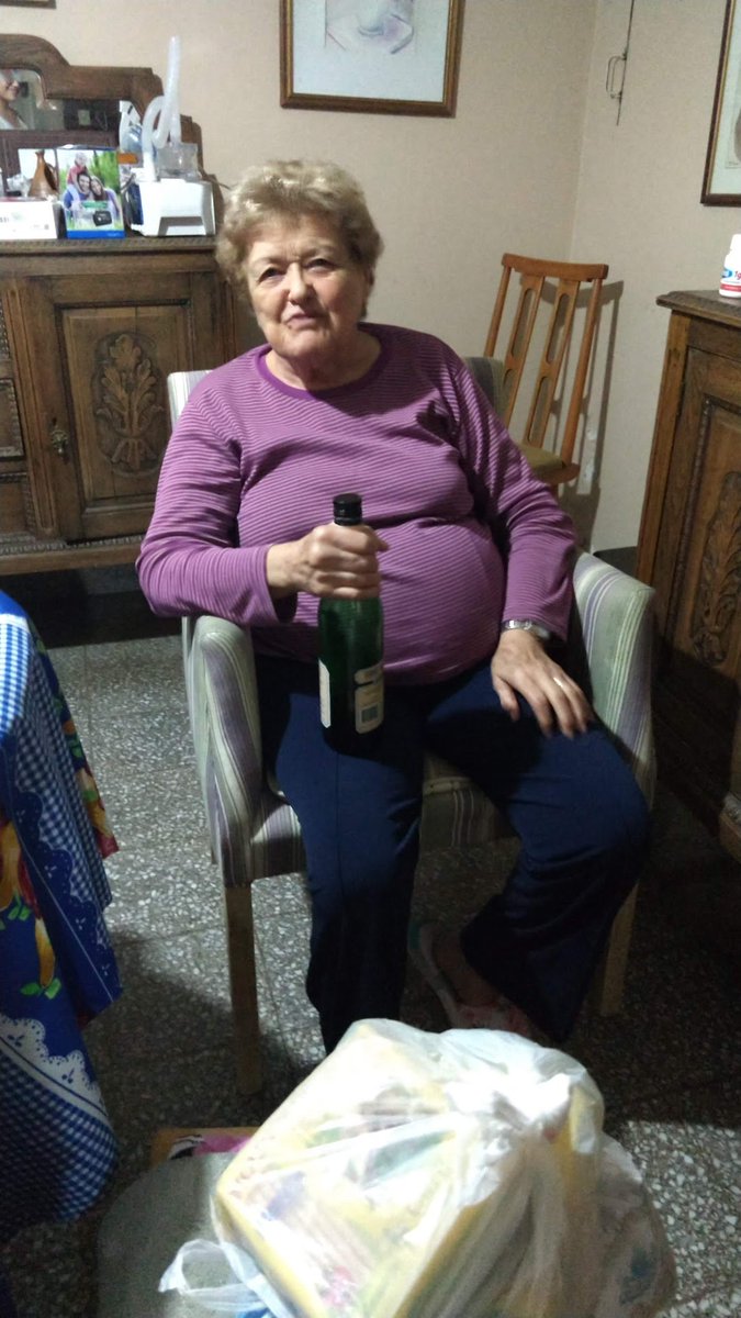 Terminé de cursar tipo 22hs, fui al comedor y estaba la abuela sentada en el sillón viendo europaeuropa tomando fernet DEL PICO. 
Está como quiere