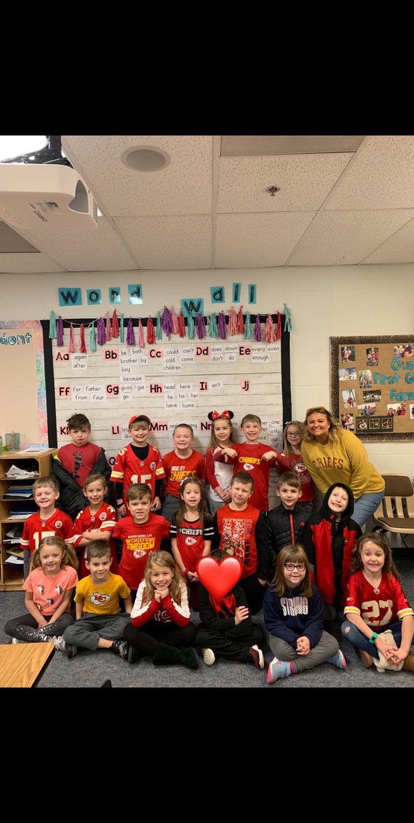 _ashtonstark's tweet photo. I teach 1st grade in the KC area&amp; I am making a virtual field trip. Can I get a player to film a video I can share to get kids up &amp; moving-if it’s jumping jacks, run in place&amp;some pushups. anything at all! They❤️the chiefs &amp; are upset that their trip to arrowhead was cancelled! https://t.co/ze4WUHM9EC