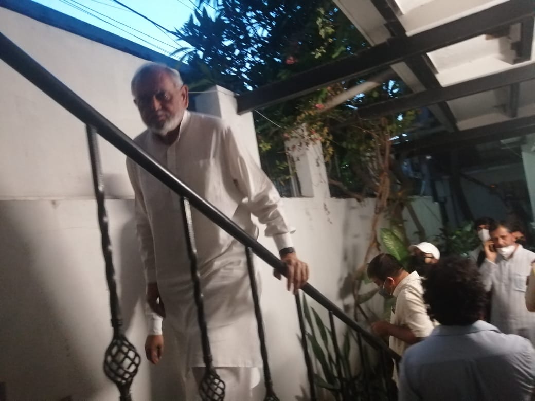 abulaalasubhani's tweet photo. पुलीस और स्पेशल सेल जनता के दबाओ को देखते हुए डॉक्टर जफरुल इस्लाम खान से दो दिन बाद स्पेशल सेल केइन्वेस्टिगेशन अटेंड करने के लिए बोल कर वापस चली गयी
@RanaAyyub @SharjeelUsmani @AfreenFatima136 @OvaisSultanKhan @khan_zafarul @milligazette @labeedaliya @SyedAzhars 
#ZafrulIslamKhan https://t.co/ojn9s3Tlg7
