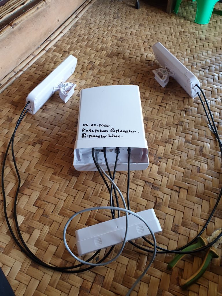 commonroom_id's tweet photo. Sore ini Abah Ugi melakukan uji coba penggunaan #LibreRouter yg dikembangkan oleh @AlterMundiNet di @ciptagelar guna membangun infrastruktur internet lokal alternatif yg terjangkau untuk wilayah perdesaan. #CommunityNetworks #LocNet #InternetRakyat https://t.co/FFNhAH7Utl