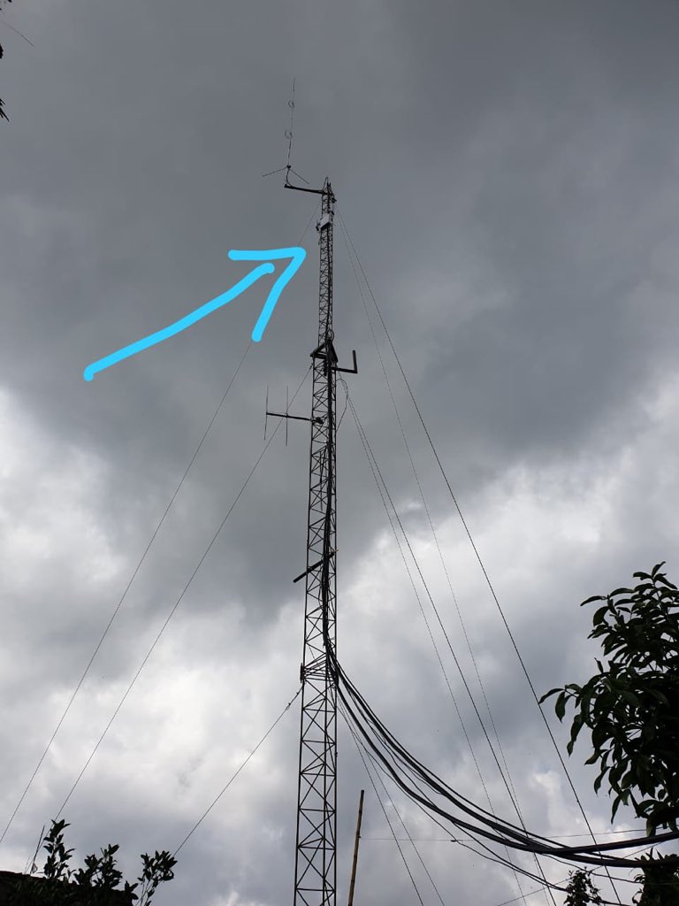 Sore ini Abah Ugi melakukan uji coba penggunaan #LibreRouter yg dikembangkan oleh <a href="/AlterMundiNet/">AlterMundi.net</a> di <a href="/ciptagelar/">ciptagelar</a> guna membangun infrastruktur internet lokal alternatif yg terjangkau untuk wilayah perdesaan. #CommunityNetworks #LocNet #InternetRakyat