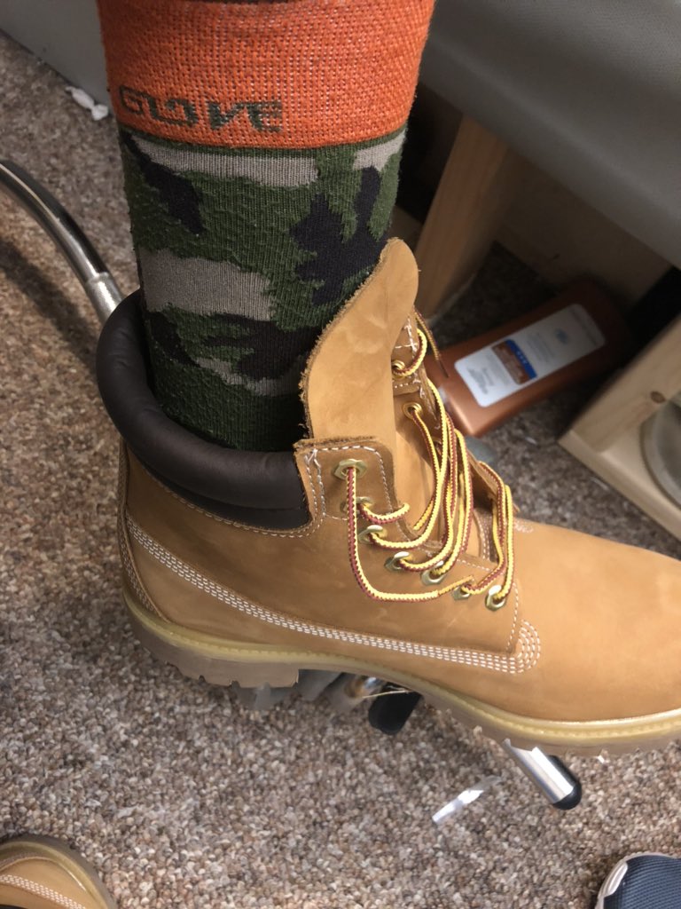 uncle_rjs's tweet photo. #OGsnohoe #rippops #coordinate #dontmakethemlikethis #43isthenew40 the game is rigged. @CoachWesSCF @RossSean177 @lifebeme #feetforthestreet #buttagang https://t.co/PQkEUHF9f0