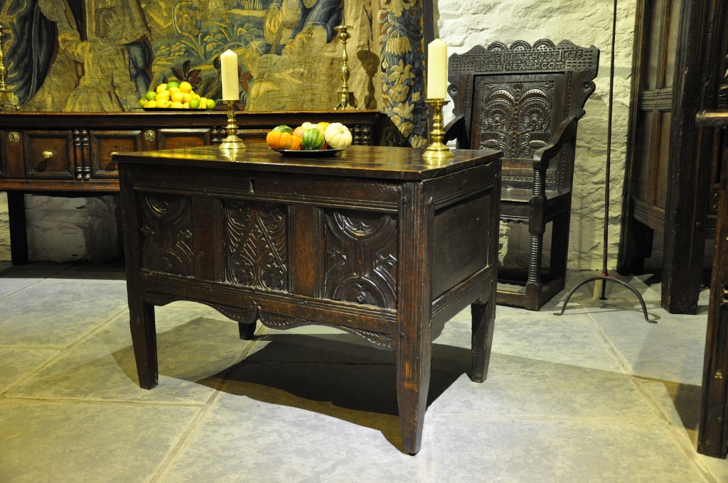 jackie_simonini's tweet image. A Rare Late Tudor English Oak #CounterTable. Circa 1580. 
Visit us for more-bit.ly/2YAAOpT
#antiquetable #oakfurniture #oaktable #homeinterior #furniture #antique