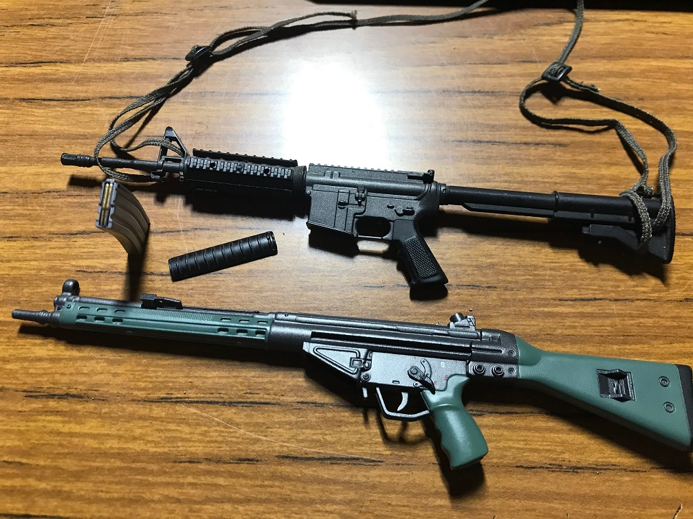 Kotajiro's tweet photo. ミニチュアのオモチャが出てきたのですが、マガジンやハンドガードが外せたり、セレクターも動かせる・・すげぇ。 https://t.co/UMEGbV2GEM