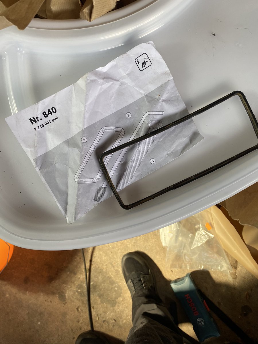 GasEnviro's tweet photo. RF fault on a @WorcesterBosch CDI 40kw combi 
Caused by blocked burner plates.
Cleaned, and washed out. Replaced seal. Much better flow now 👍🏻 https://t.co/nSFwauaxIU