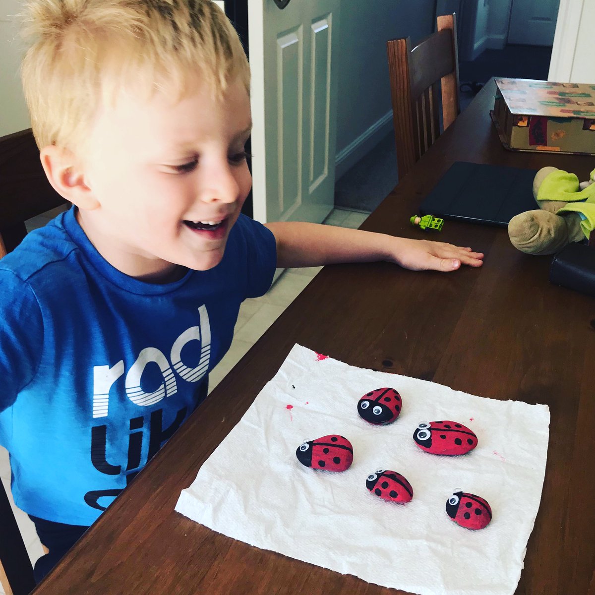 anpheb's tweet photo. @buttonsdaycare today’s keeping busy craft - 🐞 x https://t.co/NX7IXpRsXH