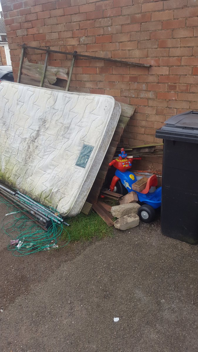 ChelmsHealth's tweet photo. Public Health and Protection Officers are responding to reports of fly tipping. Is this your mattress in Tamar Rise? Or do you know who fly tipped it here? Please contact us on https://t.co/tMsco8WjkF
@ChelmsCouncil
#dontflytip #cleanupyouract #reportoffenders https://t.co/kJJRSTSMmD