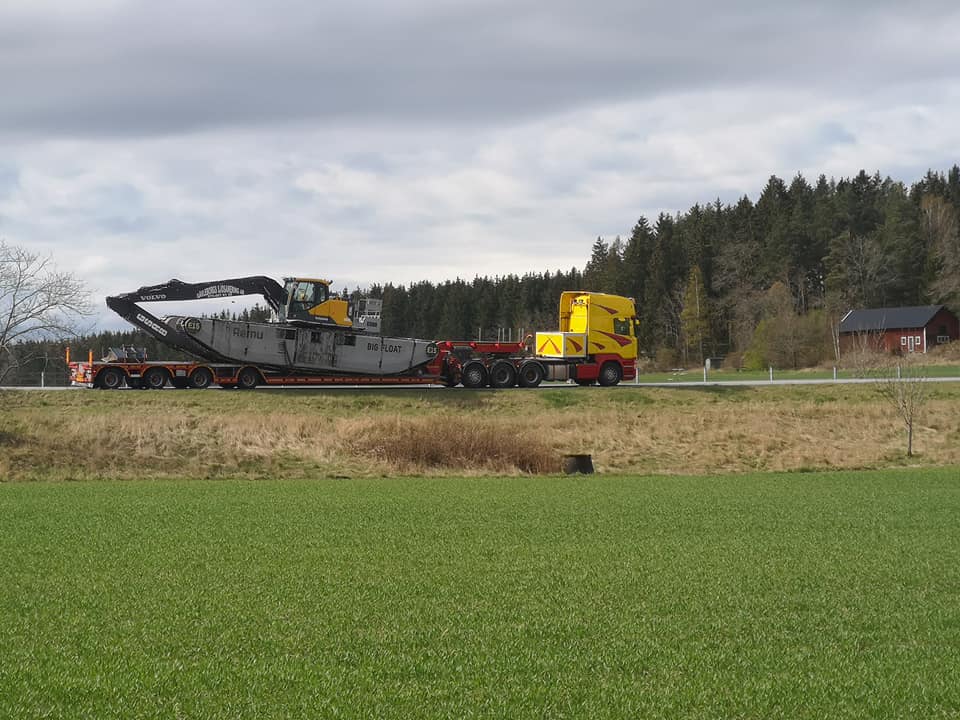 Remu_Oy's tweet photo. Our client's Remu Big Float E15 amphibious excavator is on its way to the new job site in Sweden.
Do you know that in transport mode E15 is only 3m wide and that you don´t need external help to install extra pontoons? This saves not only time but also money.
#remu #bigfloate15 https://t.co/CrG1c8x77N