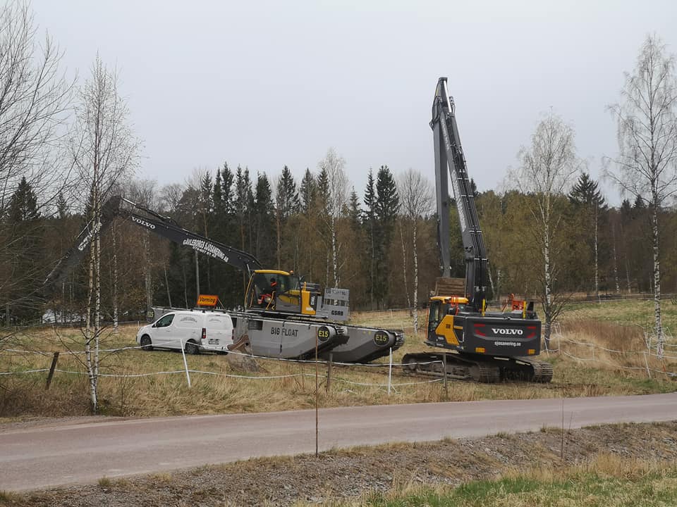 Remu_Oy's tweet photo. Our client's Remu Big Float E15 amphibious excavator is on its way to the new job site in Sweden.
Do you know that in transport mode E15 is only 3m wide and that you don´t need external help to install extra pontoons? This saves not only time but also money.
#remu #bigfloate15 https://t.co/CrG1c8x77N