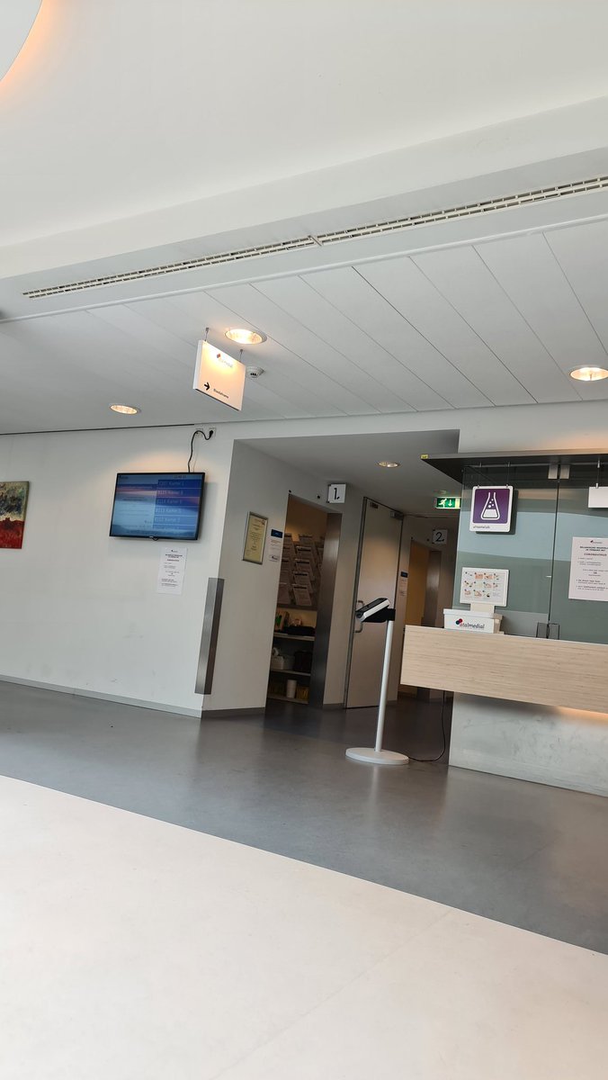 Je bloed laten prikken en de buurvrouw op 1,5 meter naast je heeft:"I will survive" als ringtone:-) #hoopgevend #positivo