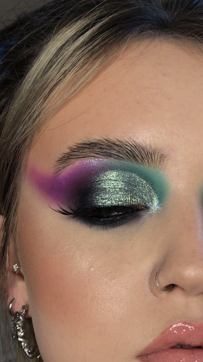 Sophh_0's tweet photo. Hullo @samplebeautysb pigment in Northern Lights!!🤩🤩
@bperfectcosm X Stacey Marie carnival palette as per💜
@Lasplash1 lashes in ‘Diva’🖤

https://t.co/XvWDC7G041 https://t.co/2NAb30hL6k