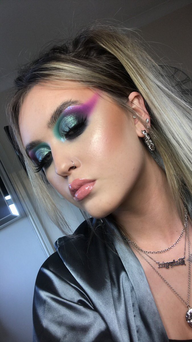 Sophh_0's tweet photo. Hullo @samplebeautysb pigment in Northern Lights!!🤩🤩
@bperfectcosm X Stacey Marie carnival palette as per💜
@Lasplash1 lashes in ‘Diva’🖤

https://t.co/XvWDC7G041 https://t.co/2NAb30hL6k