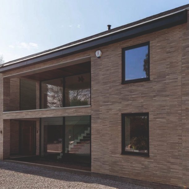 l2i_ltd's tweet photo. With the seamless structural glass link & slimline large sliding doors to both floors this house really does have the wow factor.. Inside out & outside in makes the perfect contemporary family home #minimalframe #minimumsightlines #glassbalustrade #glasslink #structuralglazing https://t.co/1km0O8r8RB