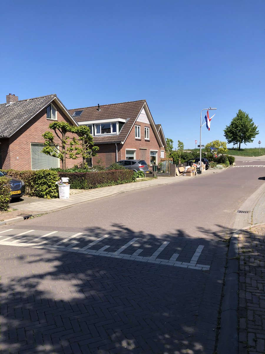 Erikv's tweet photo. Lekker @Gem_Overbetuwe met papier ophalen in Randwijk... Dijkstraat vergeten? Voortaan @vvEMM weer laten doen? https://t.co/N8qWR8WGm9
