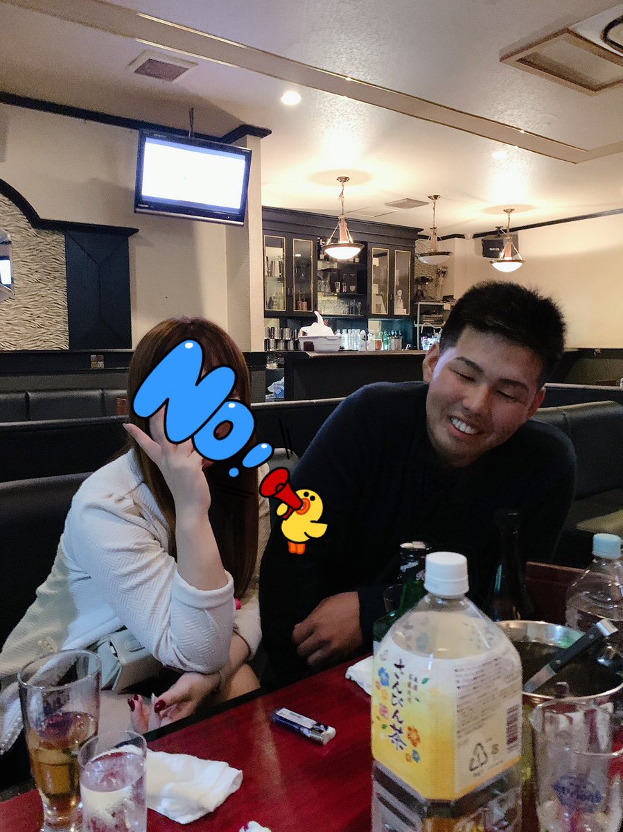 Uetatsu0608's tweet photo. @rHLUAH12Nv0A1bC 自粛とか言って飲み屋の女といちゃいちゃすんなww https://t.co/k6lmbHIZk3