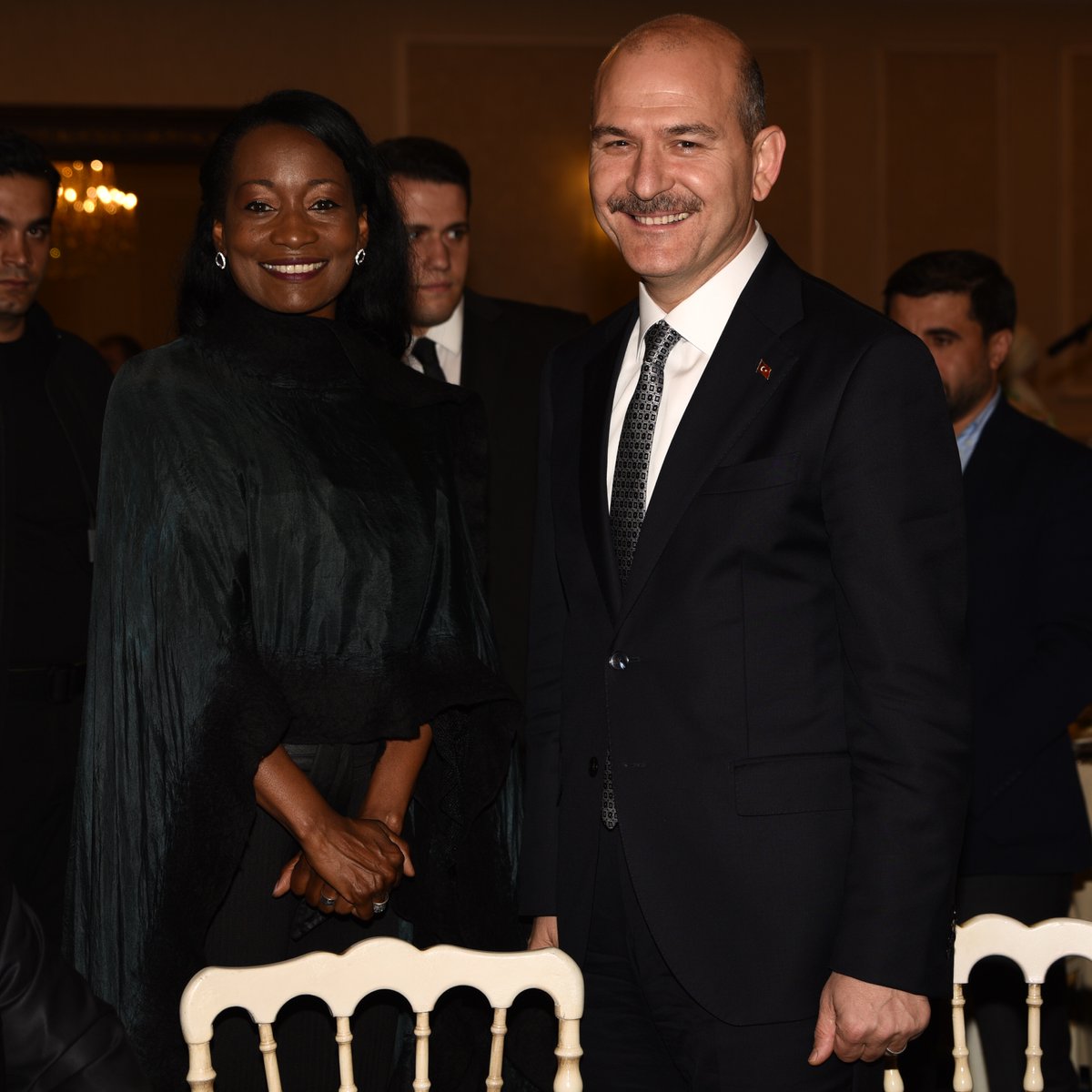 Amerikan vatandaşı olarak,Türk Milletine bir dilekçe versem,  Başta Sayın Erdoğan olmak üzere,Sayın Süleyman Soylu ve Sayın Fahrettin Kocayı bir Altı aylığına,Trump ve ekibine Devlet ve kriz yönetimi konusunda eğitim vermek için ABD ye göndermeyi kabul ederler mi acaba.