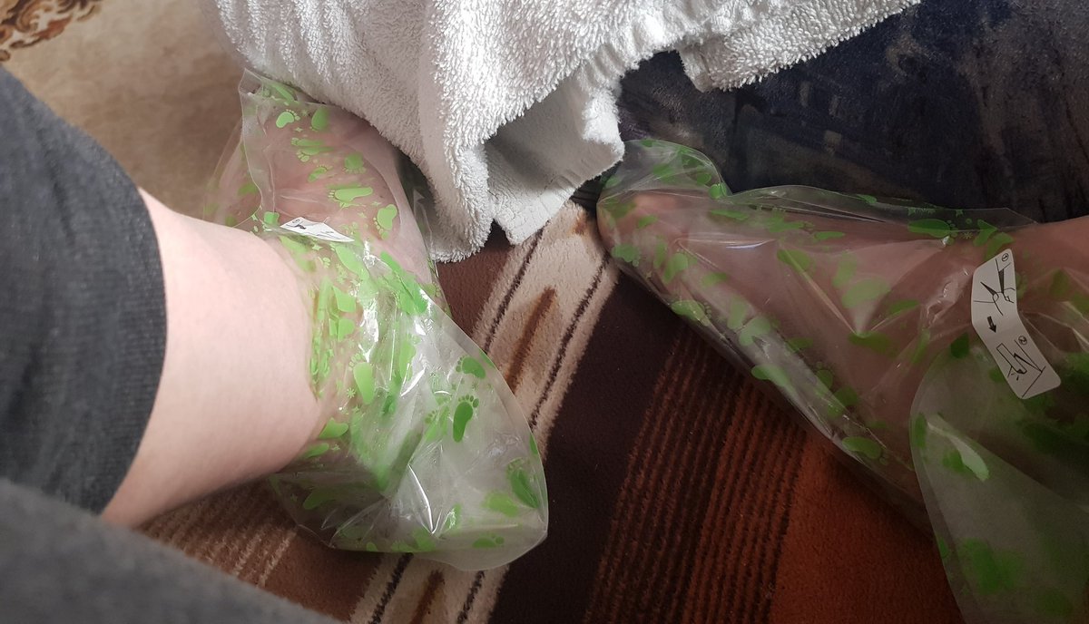 Ladysop10104022's tweet photo. Mal bisschen meine Füße verwöhnen 😍

#sklave #Füße #fetisch #cash #gutscheine #findom https://t.co/BTuYz1AxXz