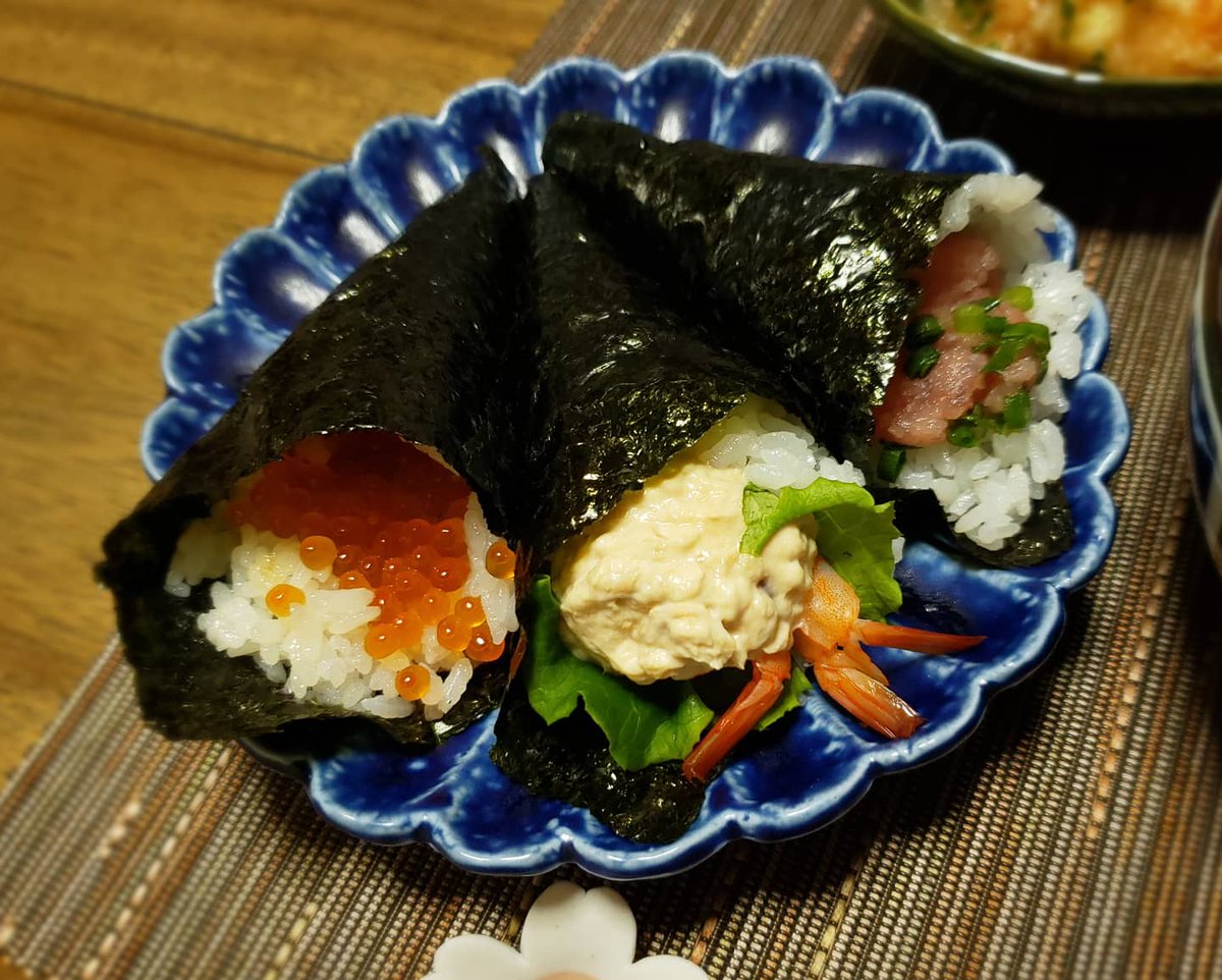 iku_nyo's tweet photo. #こどもの日 メニュー(*^^*)
#手巻き寿司 #海老と豆腐のふわとろ天 #鶏手羽元のさっぱり煮 #豚としめじのお味噌汁 https://t.co/lAotSlBltm