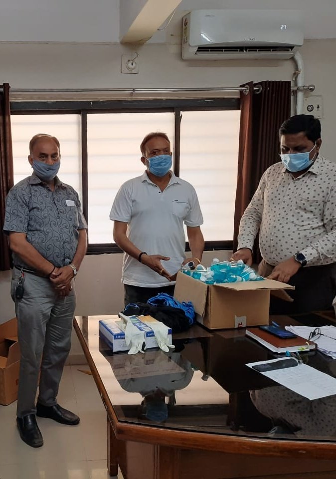 dso_gnr's tweet photo. Mask ,gloves and sanitizer distribution to FPS sanchalak  for distribution of non nfsa APL1 starting from tomorrow. #WearAMask #Dogajdoori_socialdistancing #WashYourHands @PKalol @GandhinagarSdm @CollectorGnr @pkumarias @drrajivguptaias https://t.co/Q4wJMDh57Z